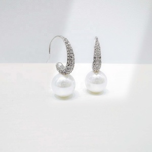 Pendientes geométricos de plata de ley 925 al por mayor, pendientes de perlas de agua dulce con circonita y baño de rodio, únicos para damas, ideales para bodas. - Product Image 2