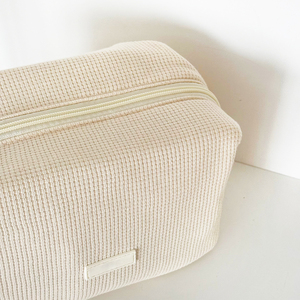 Pochette de toilette tendance à fermeture éclair personnalisée avec broderie, blanche, anti-salissure, en tissu gaufré - Product Image 4