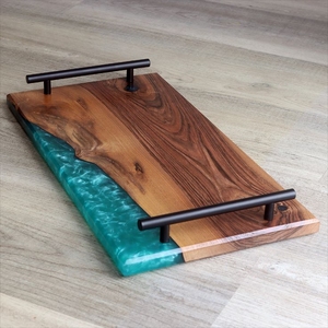 Plateau de service en bois à bords naturels avec résine époxy et poignées métalliques, design rivière rustique, pour café, thé, collations, plateau décoratif - Product Image 2