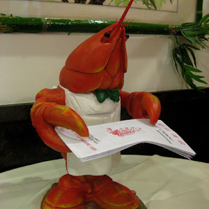 Estatua de mayordomo de langosta roja de fibra de vidrio con decoración de restaurante de gran oferta con plato - Product Image 4