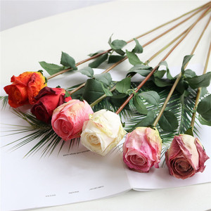 Rosas húmedas Borde carbonizado Sensación de rosas tostadas al fuego Flores de borde rizado Mesa de sala Flores de arte floral - Product Image 2