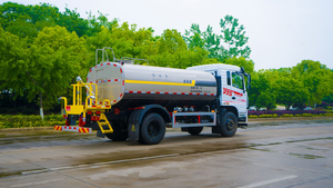 Camión Cisterna Dongfeng 4X2 de China con una Capacidad de 12300L, Apto para Lavado de Árboles en Carreteras, Riego y Reducción de Polvo - Product Image 4