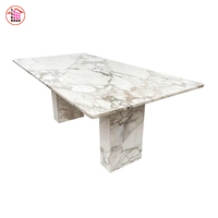 Table à manger en marbre blanc Calacatta, plateau en marbre naturel avec dalle polie pour projet de salle à manger de villa de luxe ou d'hôtel