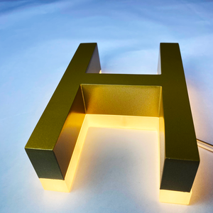 لافتات حروف مضيئة بتقنية LED ثلاثية الأبعاد مخصصة، حروف مضاءة من الخلف، لافتات مضاءة بإطار ذهبي عاكس - Product Image 4