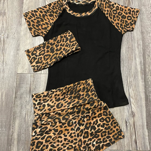 Tuta Sportiva Primavera Estate 2026 con Logo Personalizzato, Completo <span class=keywords><strong>Leopardato</strong></span> da Casa con T-Shirt a Maniche Corte e Pantaloncini, Set Due Pezzi Y2k per <span class=keywords><strong>Abbigliamento</strong></span> Femminile - Product Image 6