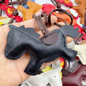 Llavero de Cuero con Diseño Creativo de Año Nuevo, Accesorio para Bolsos con Monedero para Dólares - Product Image 1