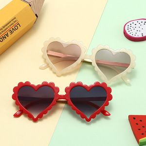 Gafas de sol para niños con forma de corazón, protección UV400, lentes Ac, estilo unisex para niños - Product Image 5