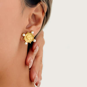 Boucles d'oreilles pendantes tendance pour femme, bijoux raffinés en acier inoxydable plaqué or, motif portrait de reine - Product Image 3