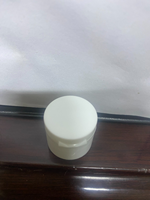 Bouchons en plastique en gros, bouchons à vis pour bouteilles en plastique, bouteilles de soin de la peau blanches avec logo personnalisable