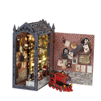 Kit de bricolage Magic Train DIY Book Nook avec lumière LED, kit de maison miniature en bois pour adultes, décoration d'étagère