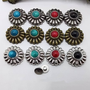 Fleur Turquoise Conchos Bouton Coulée Plaqué Argent Avec Dos Vis - Product Image 2