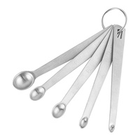 Ustensiles de pâtisserie : Ensemble de 8 pièces comprenant une cuillère doseuse double face, une balance à épices, une tasse doseuse magnétique et un grattoir
