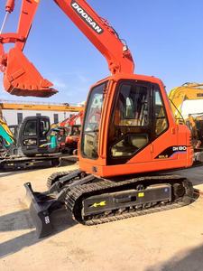 Excavatrice Doosan DH80 d'occasion pour travaux agricoles et municipaux, en stock, prête à être expédiée. Garantie d'un an. Mini-excavatrice, mini-pelleuse. - Product Image 4