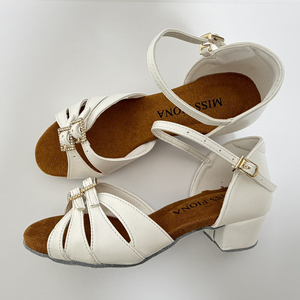 Scarpe da Ballo Latino per Bambine in Pelle PU Bianca con Logo Personalizzato, Tacco Basso, per Danza da Sala e Salsa, con Fibbia Decorata - Product Image 1