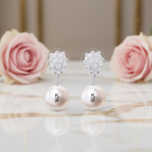 Orecchini Pendenti con Perle Akoya Bianche Rotonde AAA, Design a Fiocco di Neve in Argento 925 Placcato Rodio, Gioielli di Lusso per Matrimoni - Product Image 2