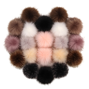 Grande boule de <span class=keywords><strong>fourrure</strong></span> naturelle personnalisée de 9 à 20 cm pour bonnets, <span class=keywords><strong>pompon</strong></span> en <span class=keywords><strong>fourrure</strong></span> de raton laveur moelleux avec bouton-pression - Product Image 4