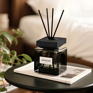 Bouteilles de diffuseur à roseaux <span class=keywords><strong>en</strong></span> <span class=keywords><strong>verre</strong></span> carrées vides <span class=keywords><strong>en</strong></span> gros, 100ml, 150ml, 200ml, avec couvercles <span class=keywords><strong>en</strong></span> bois noir, logo personnalisé pour la décoration intérieure - Product Image 1