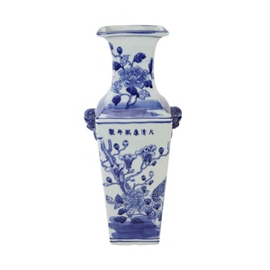 <span class=keywords><strong>Vaso</strong></span> Quadrato in Porcellana Bianca e Blu Kangxi Dipinto a Mano Tradizionale di Jingdezhen RZSC19-B con Manici a <span class=keywords><strong>Testa</strong></span> di Bestia, Cotto ad Alta Temperatura - Product Image 1