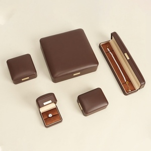 Boîte d'emballage de bijoux de luxe en cuir PU Gold Label pour bagues, colliers et bracelets – Qualité supérieure – Édition été - Product Image 4