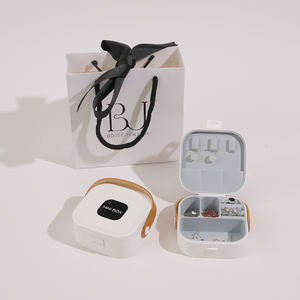 Boîte à bijoux de voyage compacte en plastique avec logo personnalisé, miroir et poignée pour colliers et boucles d'oreilles - Product Image 5