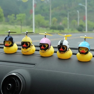 Canard de <span class=keywords><strong>voiture</strong></span> Décorations en caoutchouc pour tableau de bord Ornement Canard jaune avec mini anneau de bain Chapeau de cowboy Collier pour bureau automobile - Product Image 4