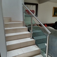 Système de balustrade en verre sans cadre en acier inoxydable moderne pour intérieur et extérieur, avec poteau de support et main courante en verre noir pour balcon et escalier
