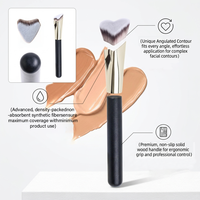 Pinceau correcteur souple en forme de cœur Lilywild à faible MOQ, outil de mélange ergonomique pour la correction quotidienne du maquillage, prix de gros