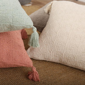 Coussin décoratif carré moderne et minimaliste à pompons, couleur unie, mélange coton et polyester, pour salon et chambre à coucher - Product Image 1