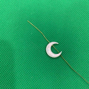 Venta de Fábrica: Cuentas de Nácar en Forma de Luna de 15mm, Luna Creciente Blanca con Orificio - Product Image 2