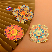 Longzhiyu Fabricant depuis 18 Ans Personnalisé Métal Créatif Chaîne Badge Épingle de Revers en Émail avec Petit Breloque