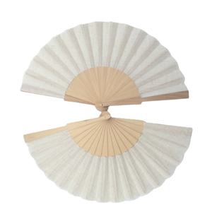 Éventail pliant artisanal en lin blanc de 23 cm, style art populaire, décoration artisanale, bois peint, doublure en bambou, cadeau portatif pour mariage - Product Image 1