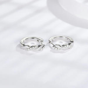 Boucles d'oreilles de créateur en argent sterling plaqué or, inspirées des bijoux de mode, avec pierres en silicone, 1 carat - Product Image 4