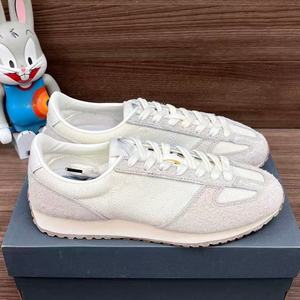 Zapatillas de lona de diseño modernas y transpirables con forro de malla y cordones, ideales para actividades deportivas y caminatas informales. - Product Image 3