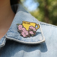 Badge logo de café personnalisé en forme de fleur, broche en alliage de zinc, impression UV, marque YunQi, accessoires de promotion pour la restauration