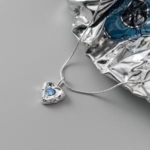 Collar de amor con incrustaciones de martillo Irregular versátil Cadena de clavícula de corazón de <span class=keywords><strong>lava</strong></span> de gama alta con sentido de diseño exquisito para mujer - Product Image 1
