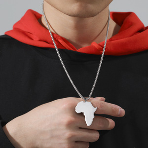 Collar con Colgante de Mapa de África en Acero Inoxidable Chapado en Oro de 18K con Cadena de Caja |   Opciones de Mapas Personalizados - Product Image 4