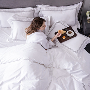 Housse de couette blanche pour hôtel, drap et taie d'oreiller personnalisés, ensemble de literie doux 100% coton - Product Image 1