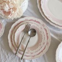 Ensemble de tasses et d'assiettes en céramique à motifs floraux roses de style baroque européen avec un design en dentelle en relief, ensemble d'assiettes à dîner vintage pour mariage