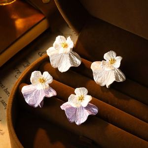 Pendientes de Perlas con Acabado en Spray, Diseño Geométrico Moderno, Chapados en Oro, Estilo Lujoso y Sofisticado, Tamaño Pequeño - Product Image 1