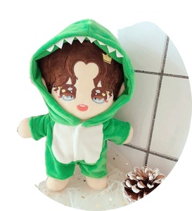 CustomPlushMaker Vente en gros : Combinaisons, pantalons, chaussures et pyjamas dinosaures unisexes en coton de 20 cm, rembourrés de coton PP, vêtements mignons - Product Image 1