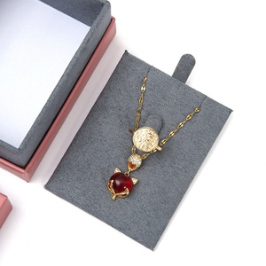 Boîte à bijoux carrée beige universelle personnalisée en velours pour bracelet, bague, boucles d'oreilles, collier avec insert rembourré - Product Image 4