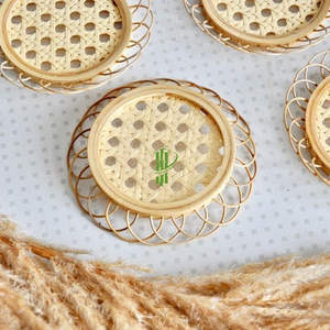 Sous-verre rond en rotin et bambou fait à la main avec un bord en métal plaqué or de luxe, décoration de table en gros pour utilisation dans les restaurants - Product Image 4