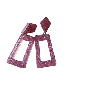 Boucles d'oreilles en résine faites à la main en gros avec des designs personnalisés, bijoux de mode colorés pour les boutiques et les collections de cadeaux - Product Image 2