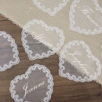 Marque-places de mariage personnalisés en forme de cœur avec dentelle, imprimés par transfert thermique, réutilisables, en polyester, cartes nominatives personnalisées, table romantique