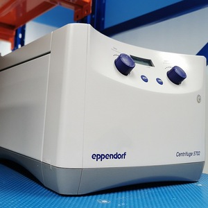 Centrifugeuse Eppendorf 5702 Mini Centrifugeuse 4 x 100 ml 14500 tr/min 31554xg Utilisation en laboratoire - Product Image 1