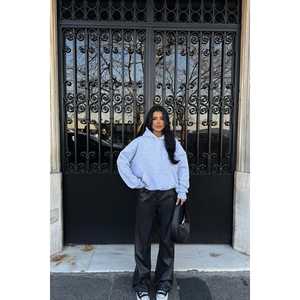 Sweat-shirt à capuche gris pour femme avec imprimé dos accrocheur - Product Image 1