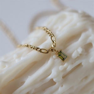 Collier en cristal de haute joaillerie, chaîne Figaro en acier inoxydable plaqué or vintage, pendentif en zircon vert - Product Image 5