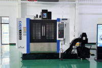 Centre d'usinage vertical CNC 3 axes GUOSHENG CMV1160 FANUC 1100x600x600mm BT40 pour pièces métalliques