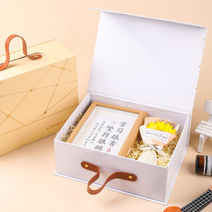Caja de Regalo Rígida Plegable con Estampado Geométrico Dorado Personalizado, con Asa de Cuero PU, Caja de Embalaje Tipo Maleta Plegable - Product Image 2