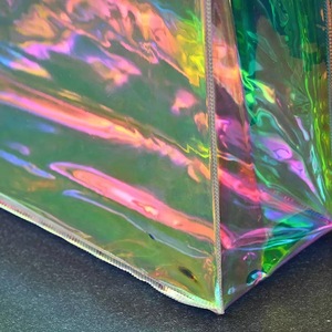 กระเป๋าช้อปปิ้งชายหาดพลาสติกใส PVC โฮโลแกรมสีรุ้งแฟชั่นสั่งทำพิเศษลดราคา พร้อมโลโก้และข้อความ - Product Image 3